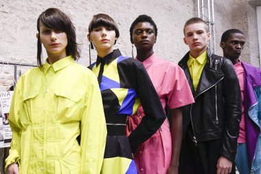 Milan, İtalya - 20 Eylül: Modelleri sahne arkasında Atsushi Nakashima gösteri öncesinde, Milano, İtalya Milano moda hafta ilkbahar/yaz 2018 üzerinde 20 Eylül 2017 sırasında görülür.