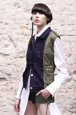 Milan, İtalya - 20 Eylül: Manken sahne arkasında Atsushi Nakashima gösteri öncesinde, Milano, İtalya Milano moda hafta ilkbahar/yaz 2018 üzerinde 20 Eylül 2017 sırasında görülür.