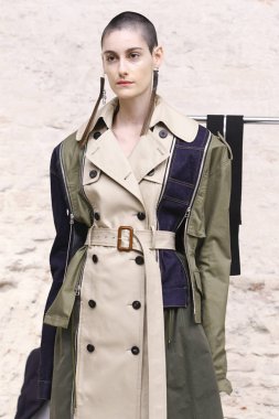 Milan, İtalya - 20 Eylül: Manken sahne arkasında Atsushi Nakashima gösteri öncesinde, Milano, İtalya Milano moda hafta ilkbahar/yaz 2018 üzerinde 20 Eylül 2017 sırasında görülür.