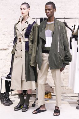 Milan, İtalya - 20 Eylül: Modelleri sahne arkasında Atsushi Nakashima gösteri öncesinde, Milano, İtalya Milano moda hafta ilkbahar/yaz 2018 üzerinde 20 Eylül 2017 sırasında görülür.