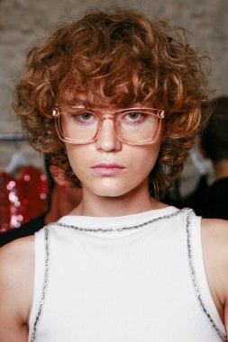 Milan; İtalya - Eylül 24: Manken görülür öncesinde kuliste Au Jour Le Jour gösterisi sırasında Milan moda hafta ilkbahar/yaz 2018 24 Eylül; 2017 Milano; İtalya.