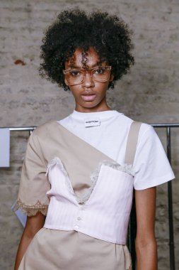 Milan; İtalya - Eylül 24: Manken görülür öncesinde kuliste Au Jour Le Jour gösterisi sırasında Milan moda hafta ilkbahar/yaz 2018 24 Eylül; 2017 Milano; İtalya.