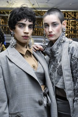 Milan, İtalya - 23 Eylül: Modelleri sahne arkasında Antonio Marras gösteri öncesinde, Milano, İtalya Milano moda hafta ilkbahar/yaz 2018 üzerinde 23 Eylül 2017 sırasında görülür. 