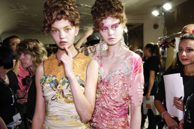 Milan, İtalya - 23 Eylül: Modelleri sahne arkasında Antonio Marras gösteri öncesinde, Milano, İtalya Milano moda hafta ilkbahar/yaz 2018 üzerinde 23 Eylül 2017 sırasında görülür. 