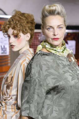 Milan, İtalya - 23 Eylül: Modelleri sahne arkasında Antonio Marras gösteri öncesinde, Milano, İtalya Milano moda hafta ilkbahar/yaz 2018 üzerinde 23 Eylül 2017 sırasında görülür. 