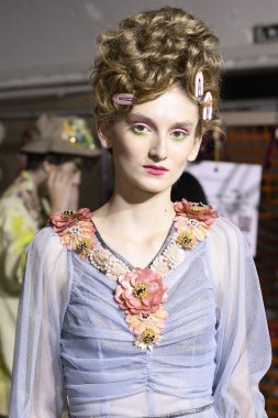 Milan, İtalya - 23 Eylül: Manken sahne arkasında Antonio Marras gösteri öncesinde, Milano, İtalya Milano moda hafta ilkbahar/yaz 2018 üzerinde 23 Eylül 2017 sırasında görülür. 