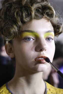 Milan, İtalya - 23 Eylül: Manken sahne arkasında Antonio Marras gösteri öncesinde, Milano, İtalya Milano moda hafta ilkbahar/yaz 2018 üzerinde 23 Eylül 2017 sırasında görülür. 