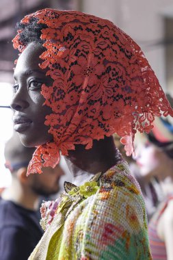 Milan, İtalya - 23 Eylül: Manken sahne arkasında Antonio Marras gösteri öncesinde, Milano, İtalya Milano moda hafta ilkbahar/yaz 2018 üzerinde 23 Eylül 2017 sırasında görülür. 