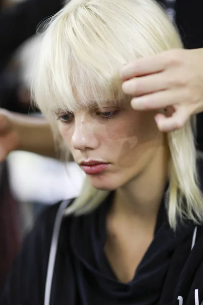 Milan Italië September Een Model Wordt Gezien Backstage Voorsprong Annakiki — Stockfoto