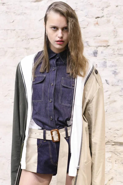 Milan Italy September Model Seen Backstage Ahead Atsushi Nakashima Show — Stock Photo, Image