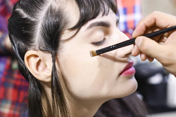 Milan, İtalya - 20 Eylül: Manken sahne arkasında Atsushi Nakashima gösteri öncesinde, Milano, İtalya Milano moda hafta ilkbahar/yaz 2018 üzerinde 20 Eylül 2017 sırasında görülür.