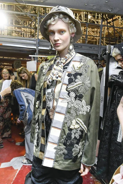 Milan Italie Septembre Mannequin Est Coulisses Avant Défilé Antonio Marras — Photo