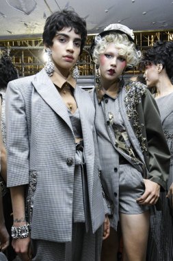 Milan, İtalya - 23 Eylül: Modelleri sahne arkasında Antonio Marras gösteri öncesinde, Milano, İtalya Milano moda hafta ilkbahar/yaz 2018 üzerinde 23 Eylül 2017 sırasında görülür. 