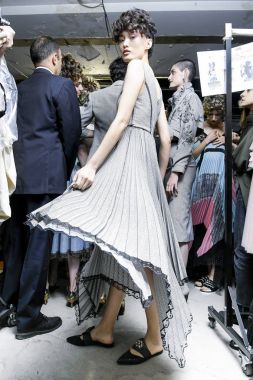 Milan, İtalya - 23 Eylül: Manken sahne arkasında Antonio Marras gösteri öncesinde, Milano, İtalya Milano moda hafta ilkbahar/yaz 2018 üzerinde 23 Eylül 2017 sırasında görülür. 