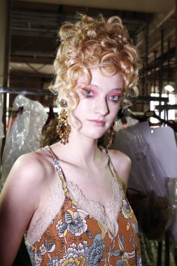 Milan, İtalya - 23 Eylül: Manken sahne arkasında Antonio Marras gösteri öncesinde, Milano, İtalya Milano moda hafta ilkbahar/yaz 2018 üzerinde 23 Eylül 2017 sırasında görülür. 