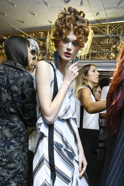 Milano Italien September Modell Ses Backstage Inför Antonio Marras Showen — Stockfoto