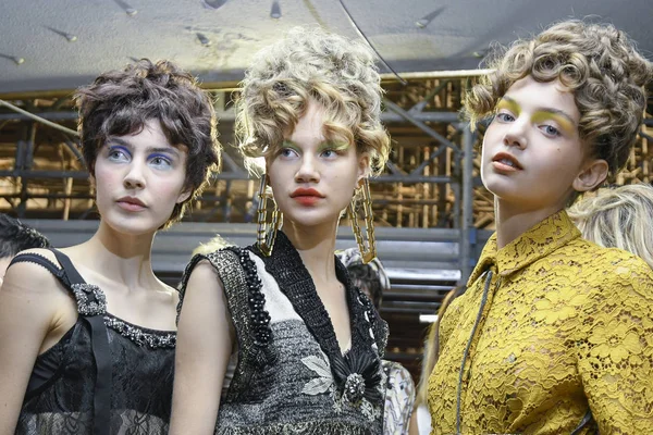 Milano Italien September Modeller Ses Backstage Inför Antonio Marras Showen — Stockfoto