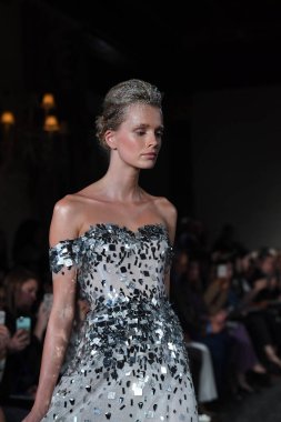 New York, Ny - 12 Nisan: Mira Zwillinger bahar 2019 gelin moda sırasında pist göstermek 12 Nisan 2018 New York'ta bir modeli yürür. 