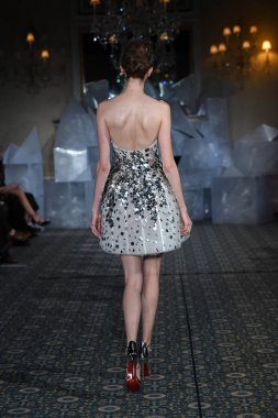 New York, Ny - 12 Nisan: Mira Zwillinger bahar 2019 gelin moda sırasında pist göstermek 12 Nisan 2018 New York'ta bir modeli yürür. 