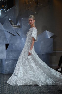 New York, Ny - 12 Nisan: Mira Zwillinger bahar 2019 gelin moda sırasında pist göstermek 12 Nisan 2018 New York'ta bir modeli yürür. 
