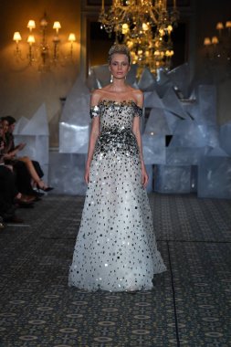New York, Ny - 12 Nisan: Mira Zwillinger bahar 2019 gelin moda sırasında pist göstermek 12 Nisan 2018 New York'ta bir modeli yürür. 