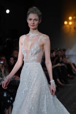 New York, Ny - 12 Nisan: Mira Zwillinger bahar 2019 gelin moda sırasında pist göstermek 12 Nisan 2018 New York'ta bir modeli yürür. 