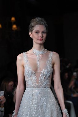 New York, Ny - 12 Nisan: Mira Zwillinger bahar 2019 gelin moda sırasında pist göstermek 12 Nisan 2018 New York'ta bir modeli yürür. 