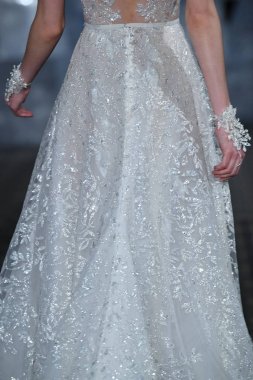 New York, Ny - 12 Nisan: Mira Zwillinger bahar 2019 gelin moda sırasında pist göstermek 12 Nisan 2018 New York'ta bir modeli yürür. 