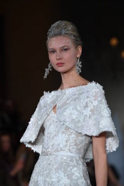 New York, Ny - 12 Nisan: Mira Zwillinger bahar 2019 gelin moda sırasında pist göstermek 12 Nisan 2018 New York'ta bir modeli yürür. 