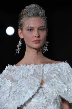 New York, Ny - 12 Nisan: Mira Zwillinger bahar 2019 gelin moda sırasında pist göstermek 12 Nisan 2018 New York'ta bir modeli yürür. 