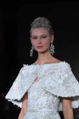 New York, Ny - 12 Nisan: Mira Zwillinger bahar 2019 gelin moda sırasında pist göstermek 12 Nisan 2018 New York'ta bir modeli yürür. 