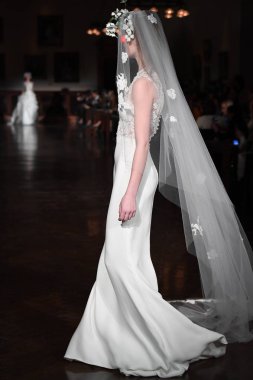 New York, Ny - 12 Nisan: Manken Reem Acra ilkbahar 2019 Gelin Koleksiyonu New York Halk Kütüphanesi ' 12 Nisan 2018 New York'ta giyen pist yürür. 