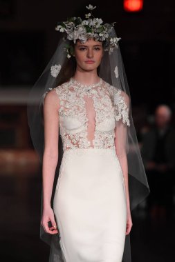 New York, Ny - 12 Nisan: Manken Reem Acra ilkbahar 2019 Gelin Koleksiyonu New York Halk Kütüphanesi ' 12 Nisan 2018 New York'ta giyen pist yürür. 