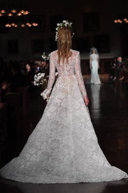 New York, Ny - 12 Nisan: Manken Reem Acra ilkbahar 2019 Gelin Koleksiyonu New York Halk Kütüphanesi ' 12 Nisan 2018 New York'ta giyen pist yürür. 