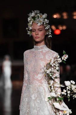 New York, Ny - 12 Nisan: Manken Reem Acra ilkbahar 2019 Gelin Koleksiyonu New York Halk Kütüphanesi ' 12 Nisan 2018 New York'ta giyen pist yürür. 