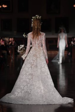 New York, Ny - 12 Nisan: Manken Reem Acra ilkbahar 2019 Gelin Koleksiyonu New York Halk Kütüphanesi ' 12 Nisan 2018 New York'ta giyen pist yürür. 