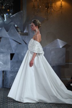 New York, Ny - 12 Nisan: Mira Zwillinger bahar 2019 gelin moda sırasında pist göstermek 12 Nisan 2018 New York'ta bir modeli yürür. 