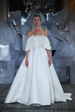 New York, Ny - 12 Nisan: Mira Zwillinger bahar 2019 gelin moda sırasında pist göstermek 12 Nisan 2018 New York'ta bir modeli yürür. 