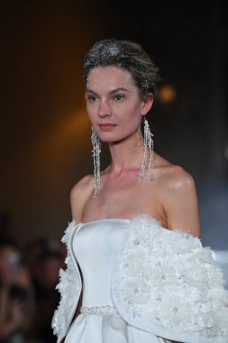 New York, Ny - 12 Nisan: Mira Zwillinger bahar 2019 gelin moda sırasında pist göstermek 12 Nisan 2018 New York'ta bir modeli yürür. 