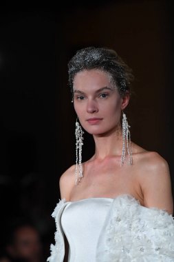 New York, Ny - 12 Nisan: Mira Zwillinger bahar 2019 gelin moda sırasında pist göstermek 12 Nisan 2018 New York'ta bir modeli yürür. 