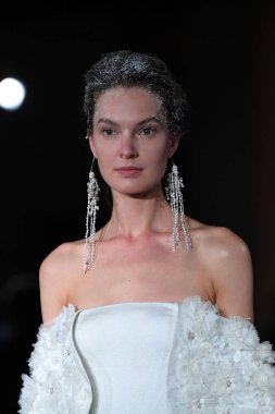 New York, Ny - 12 Nisan: Mira Zwillinger bahar 2019 gelin moda sırasında pist göstermek 12 Nisan 2018 New York'ta bir modeli yürür. 