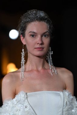 New York, Ny - 12 Nisan: Mira Zwillinger bahar 2019 gelin moda sırasında pist göstermek 12 Nisan 2018 New York'ta bir modeli yürür. 