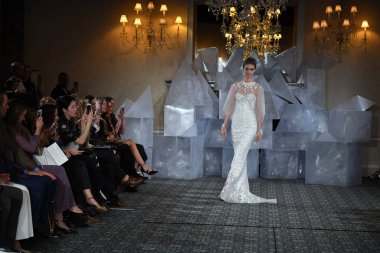 New York, Ny - 12 Nisan: Mira Zwillinger bahar 2019 gelin moda sırasında pist göstermek 12 Nisan 2018 New York'ta bir modeli yürür. 