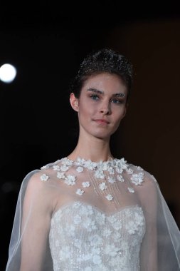 New York, Ny - 12 Nisan: Mira Zwillinger bahar 2019 gelin moda sırasında pist göstermek 12 Nisan 2018 New York'ta bir modeli yürür. 