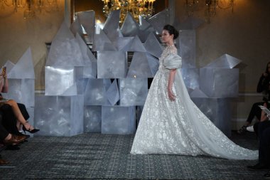 New York, Ny - 12 Nisan: Mira Zwillinger bahar 2019 gelin moda sırasında pist göstermek 12 Nisan 2018 New York'ta bir modeli yürür. 