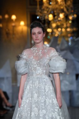 New York, Ny - 12 Nisan: Mira Zwillinger bahar 2019 gelin moda sırasında pist göstermek 12 Nisan 2018 New York'ta bir modeli yürür. 