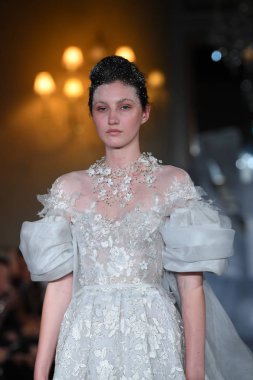 New York, Ny - 12 Nisan: Mira Zwillinger bahar 2019 gelin moda sırasında pist göstermek 12 Nisan 2018 New York'ta bir modeli yürür. 