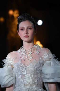 New York, Ny - 12 Nisan: Mira Zwillinger bahar 2019 gelin moda sırasında pist göstermek 12 Nisan 2018 New York'ta bir modeli yürür. 