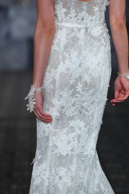 New York, Ny - 12 Nisan: Mira Zwillinger bahar 2019 gelin moda sırasında pist göstermek 12 Nisan 2018 New York'ta bir modeli yürür. 