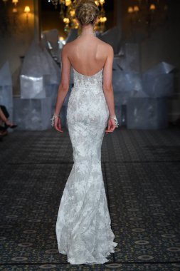 New York, Ny - 12 Nisan: Mira Zwillinger bahar 2019 gelin moda sırasında pist göstermek 12 Nisan 2018 New York'ta bir modeli yürür. 